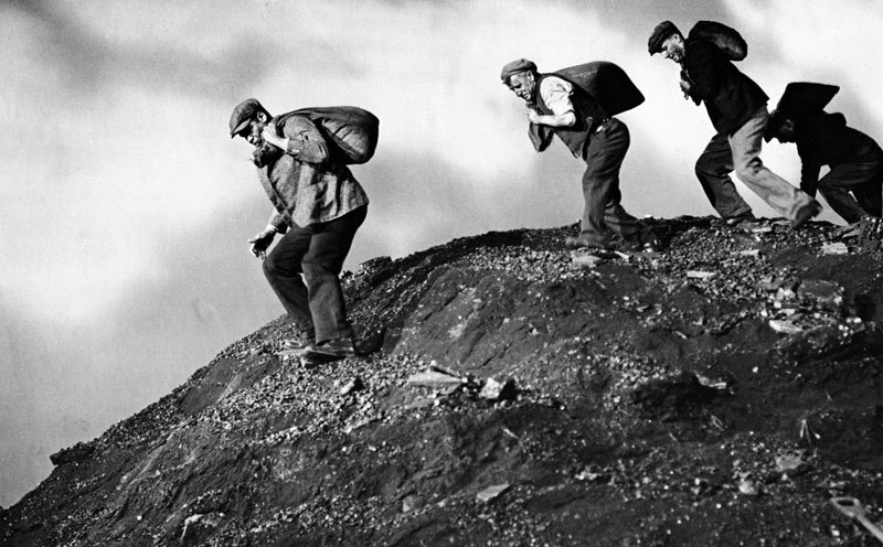 Paul Robeson in the 1939 movie “Proud Valley.” Photo from peoplescollection.wales.